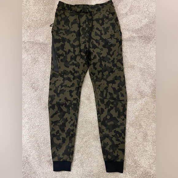 Nike Tech Fleece Joggers Camo Size XS Brand New - Picture 1 of 9